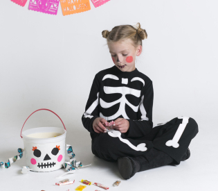 Glow-in-the-Dark Duct Tape Skeleton Treat Bucket | mer mag